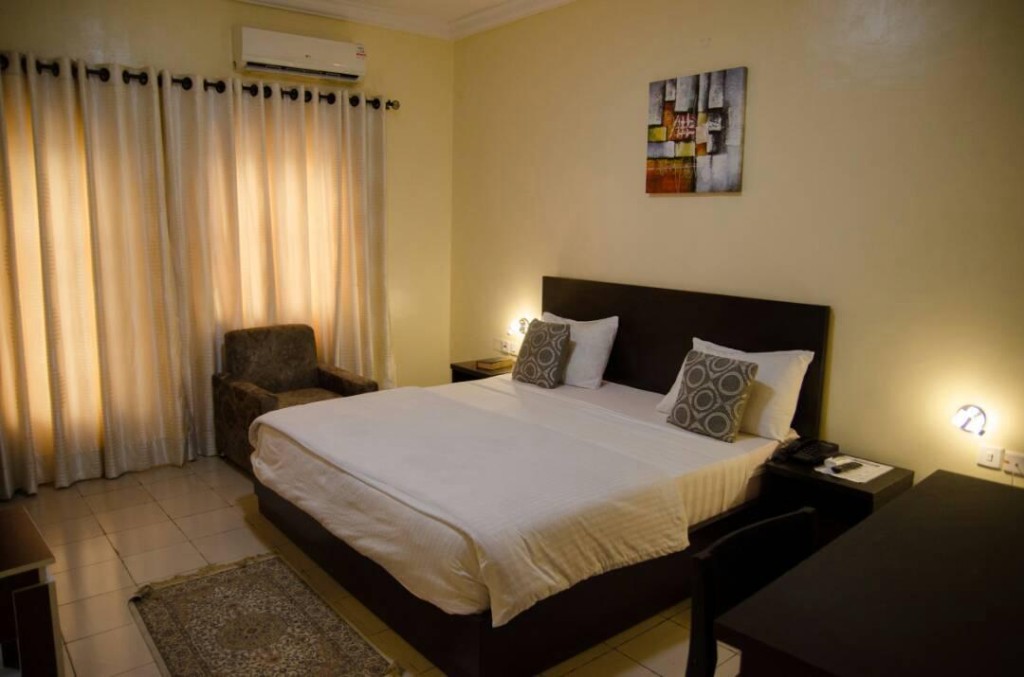 Guest room with crisp white linens and neutral décor